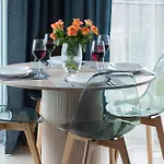 Stylish With Parking In Wellness & By Renters *