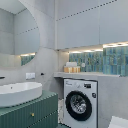 Stylish With Parking In Wellness & By Renters