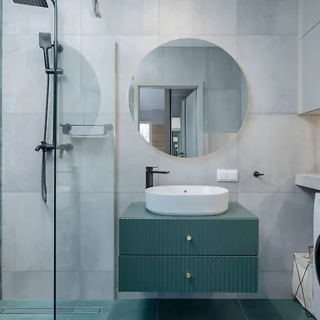 Stylish With Parking In Wellness & By Renters Apartment *